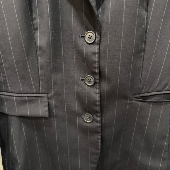 Banana Republic, navy blue pinstripe size 12 button-down women’s blazer - Picture 4 of 8